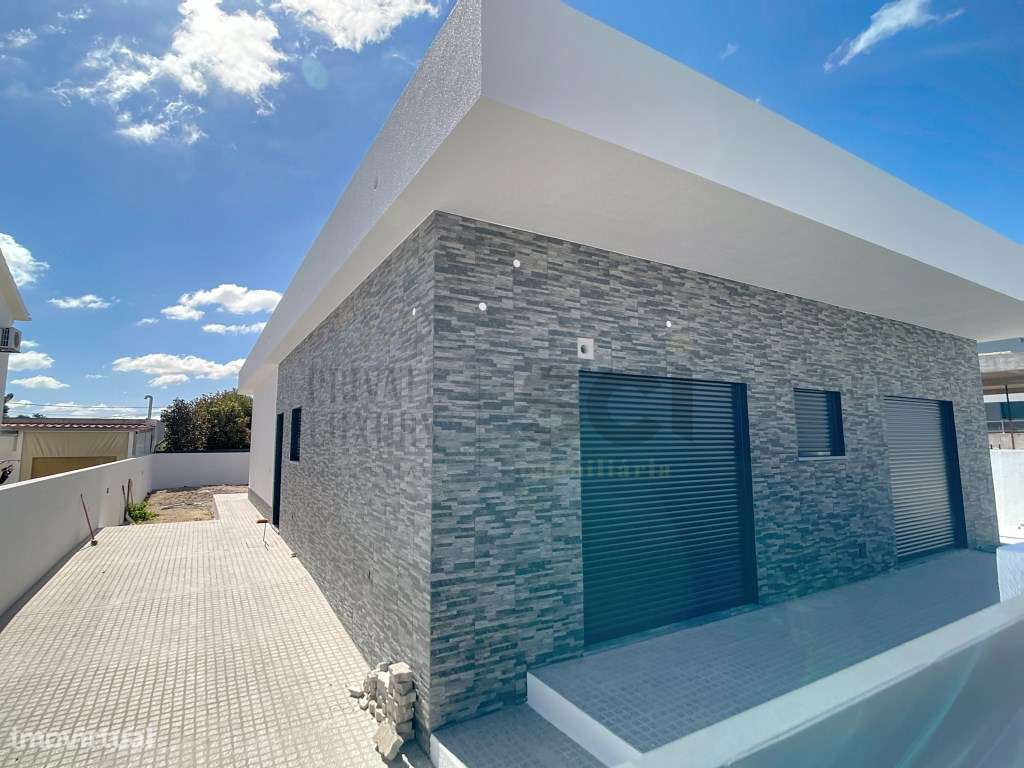 Moradia Térrea independente T3+1 em Fernão Ferro, boas áreas-27