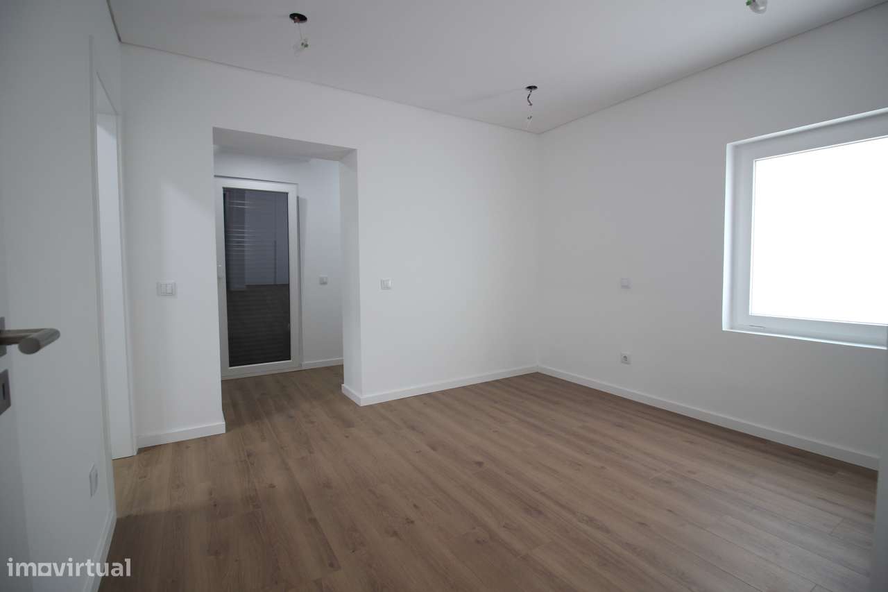 Rc de moradia com Quintal e estacionamento no Seixal-21