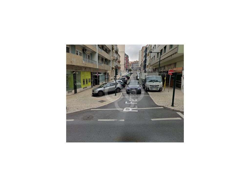 Predio na zona do marques de Pombal para remodelação em Lisboa - Grande imagem: 2/5