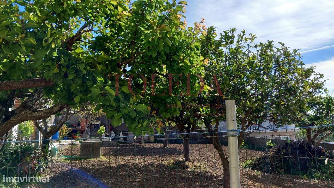 Moradia Bifamiliar com 2 T3 em Vialonga-34