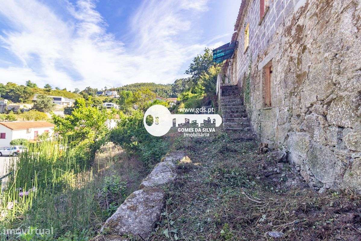 Moradia tri-familiar em ruína com afetação de comércio e habitação-8