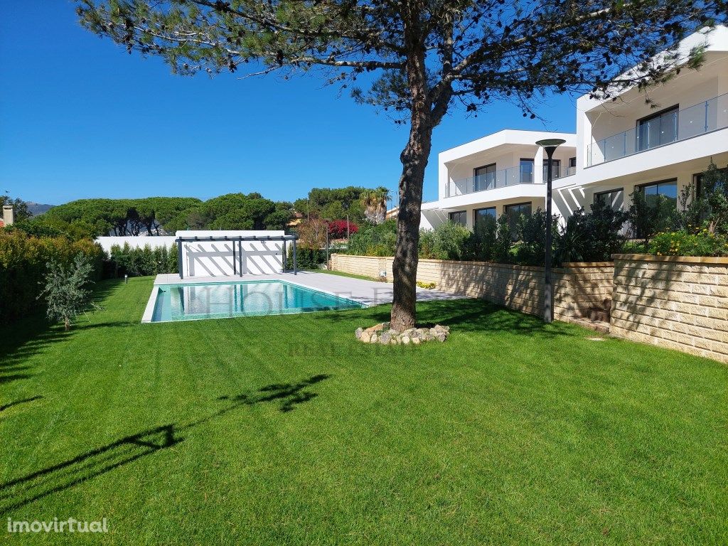 Moradia T3+1 em Cascais com Três Pisos, Jardim, Piscina e...