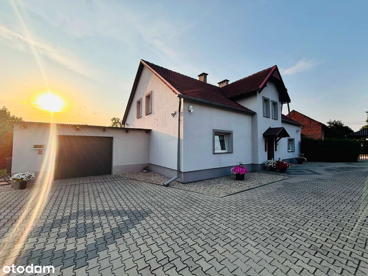 Wolnostojący dom z garażem w pięknej okolicy