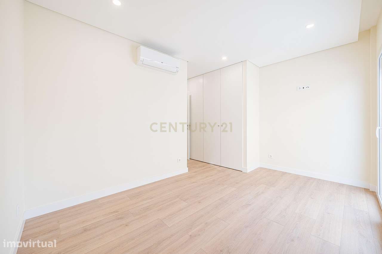 Moradia T4+1 Contemporânea com Piscina-22