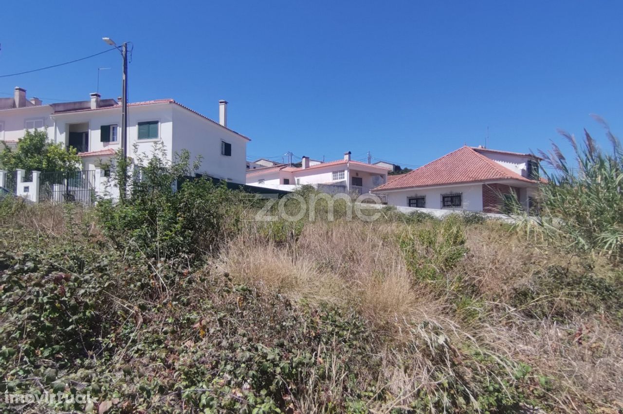 Terreno de gaveto com 380m2 em Sesimbra.