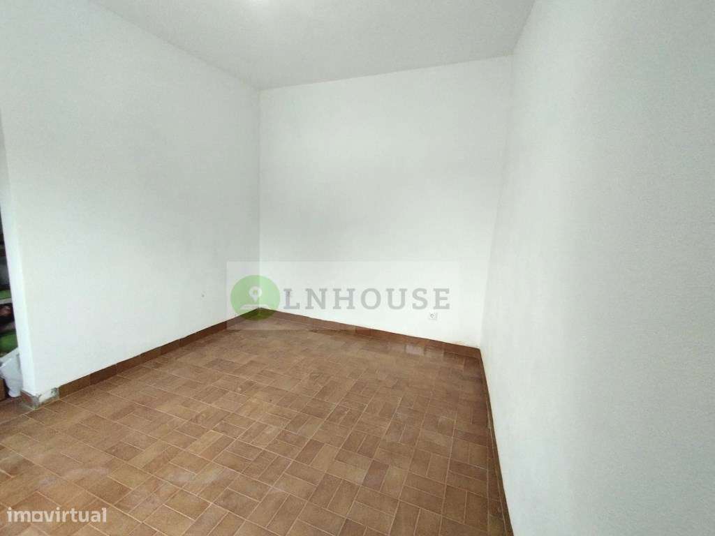 Moradia térrea T2 em remodelação com garagem, pátios e horta, Odele...-10