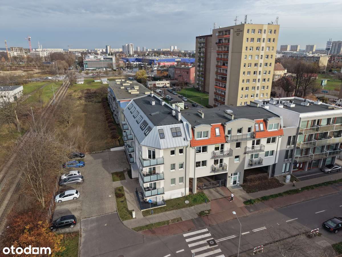 Mieszkanie obok przystanku tramwajowego, na dziedzińcu, garaż w hali