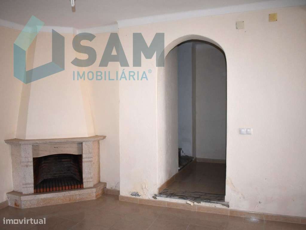 Moradia T4, localizada em Maxial-23