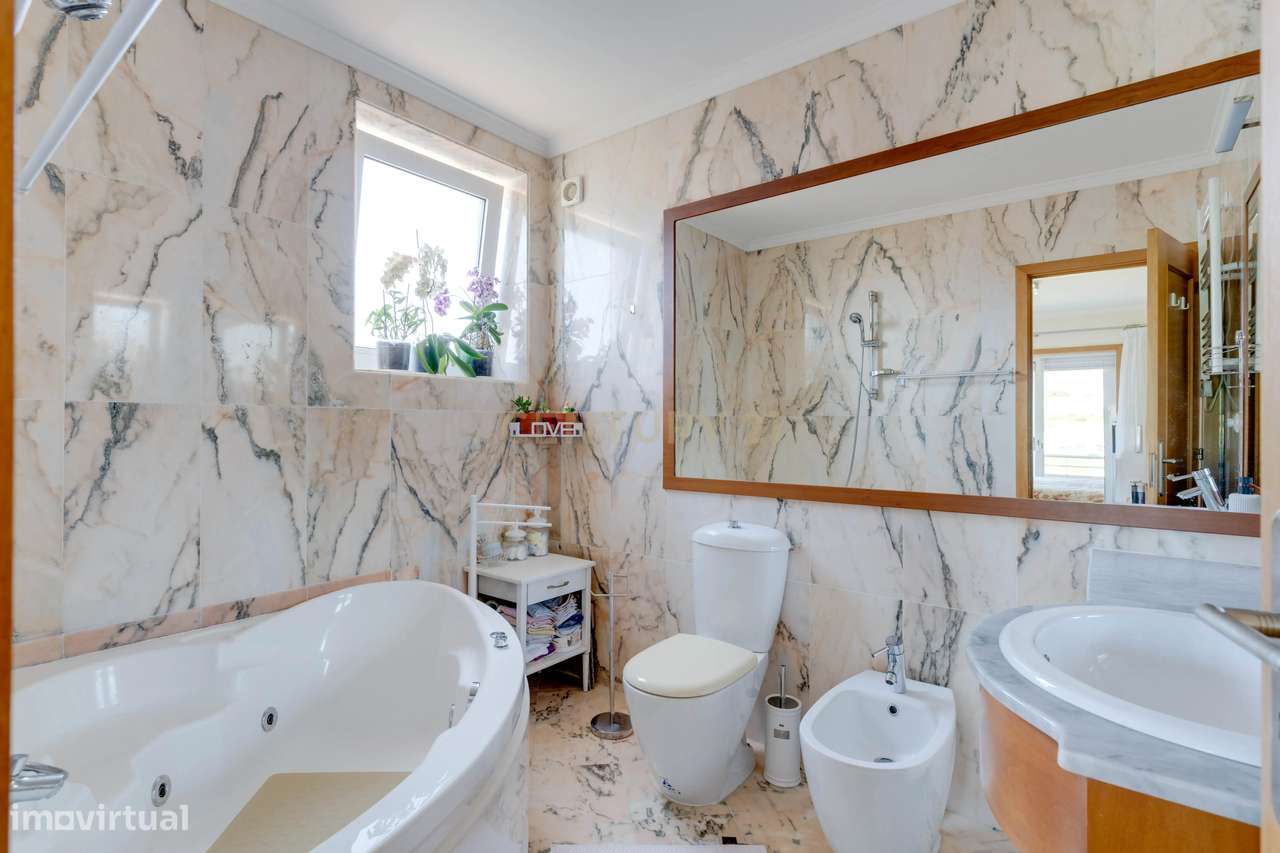 Moradia T3, Águas-furtadas + Cave com possibilidade +T1-9