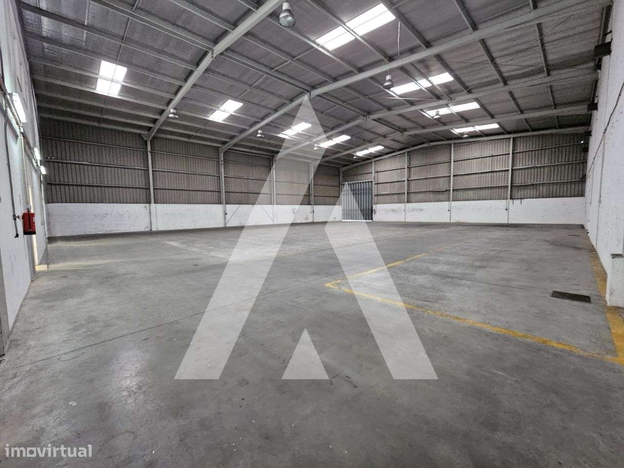 Armazém com dois pisos e balneários em Oiã - Grande imagem: 3/28