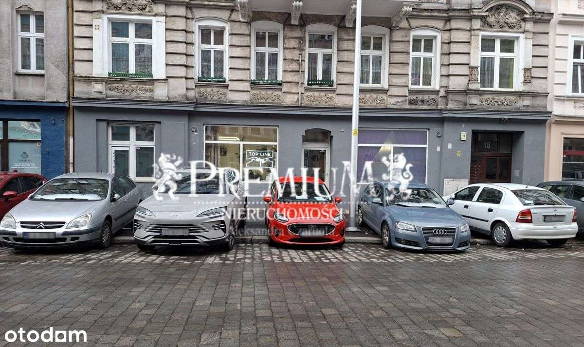 Lokal użytkowy z witrynami na parterze kamienicy-0