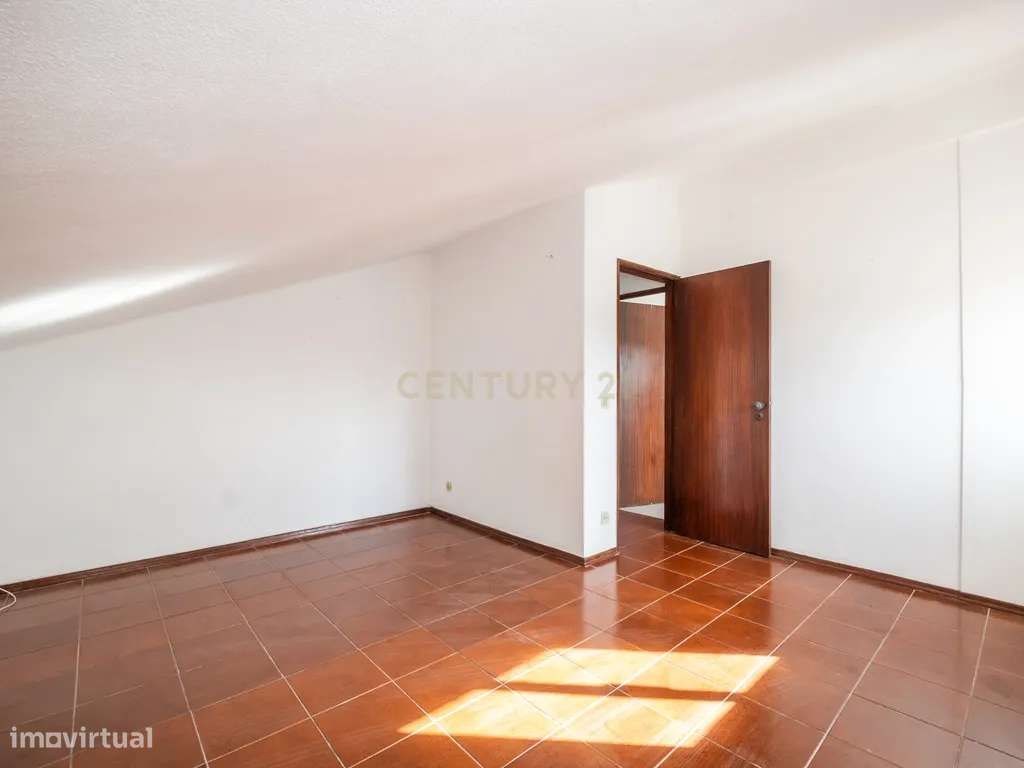 T3 com Sótão e Garagem no Bairro de Santa Apolónia em Coimbra-22
