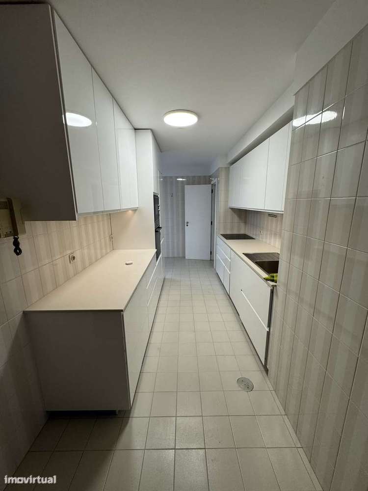 T4 com varanda, garagem e excelente localização - Grande imagem: 5/19