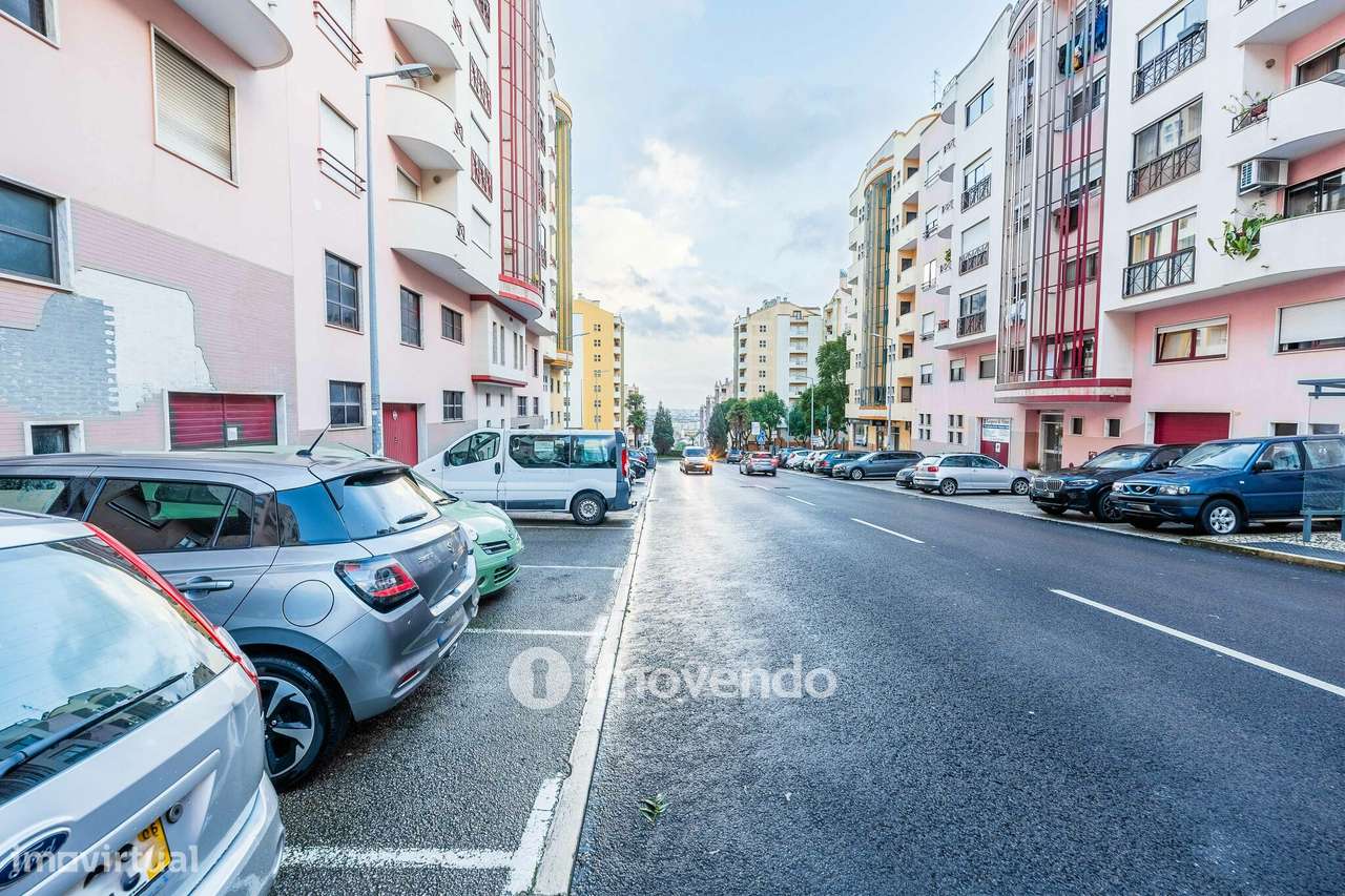 Apartamento T3, com estacionamento e arrecadação, na Ramada-50