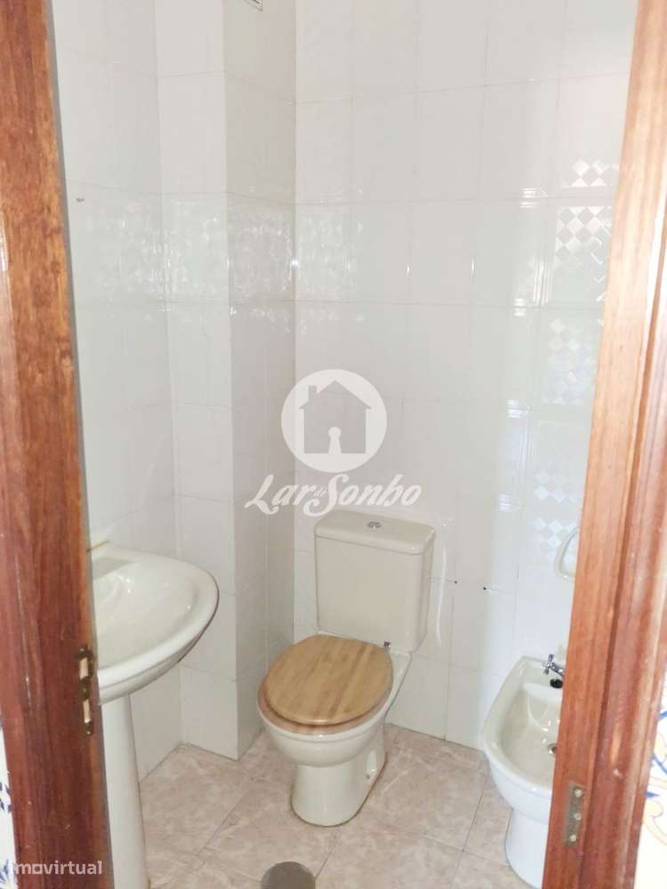 Apartamento T3 com duas frentes, garagem/box e remodelação em curso...-13