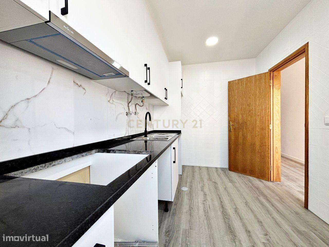 Moradia T2+1 em banda, situada na Urbanização do Mato Santo Espírito, - Grande imagem: 5/19