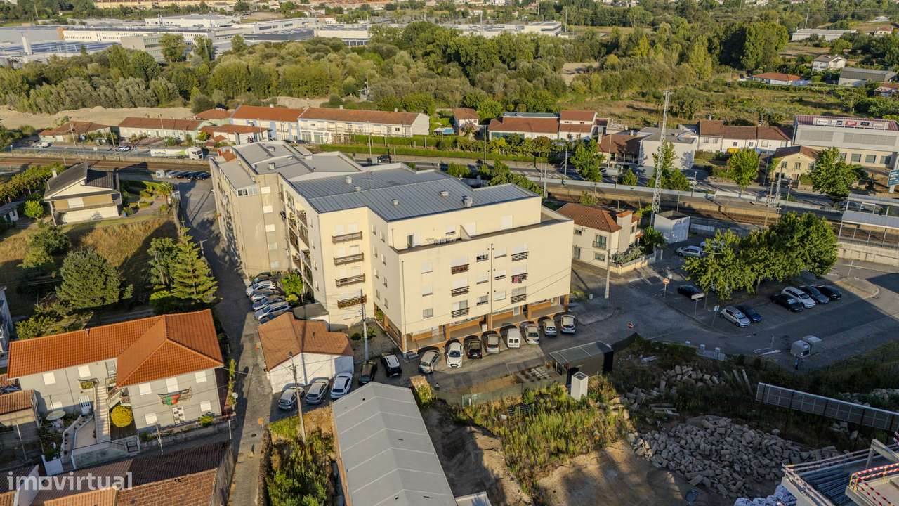 T2 totalmente Renovado, com terraço em Ferreiros, Braga-16