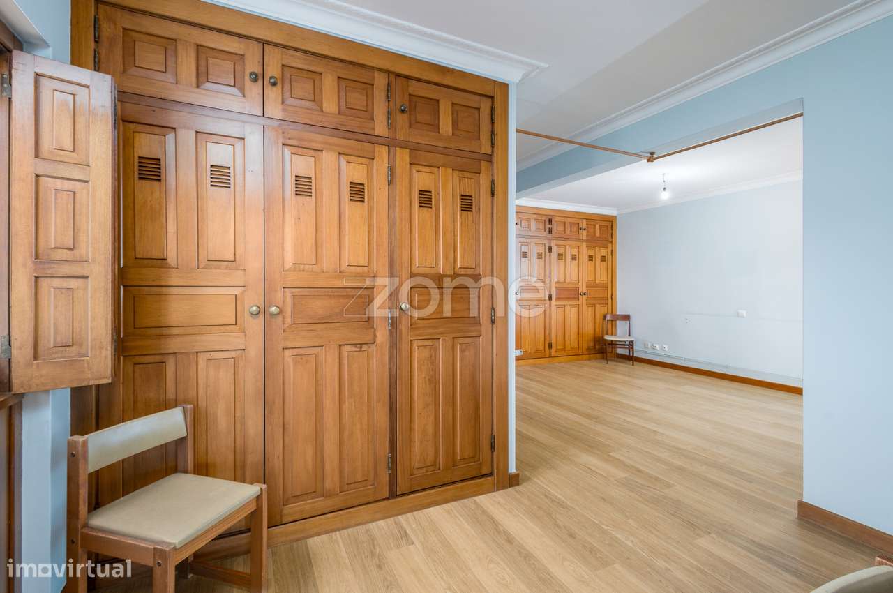 Moradia T4 (espaçosa) em Casais de Mem Martins-20