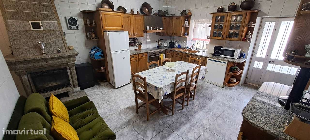 Moradia T5 com garagem e jardim em Miranda do Douro-8