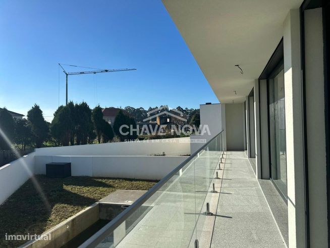 Moradia V4 Geminada com Piscina em Espinho-0