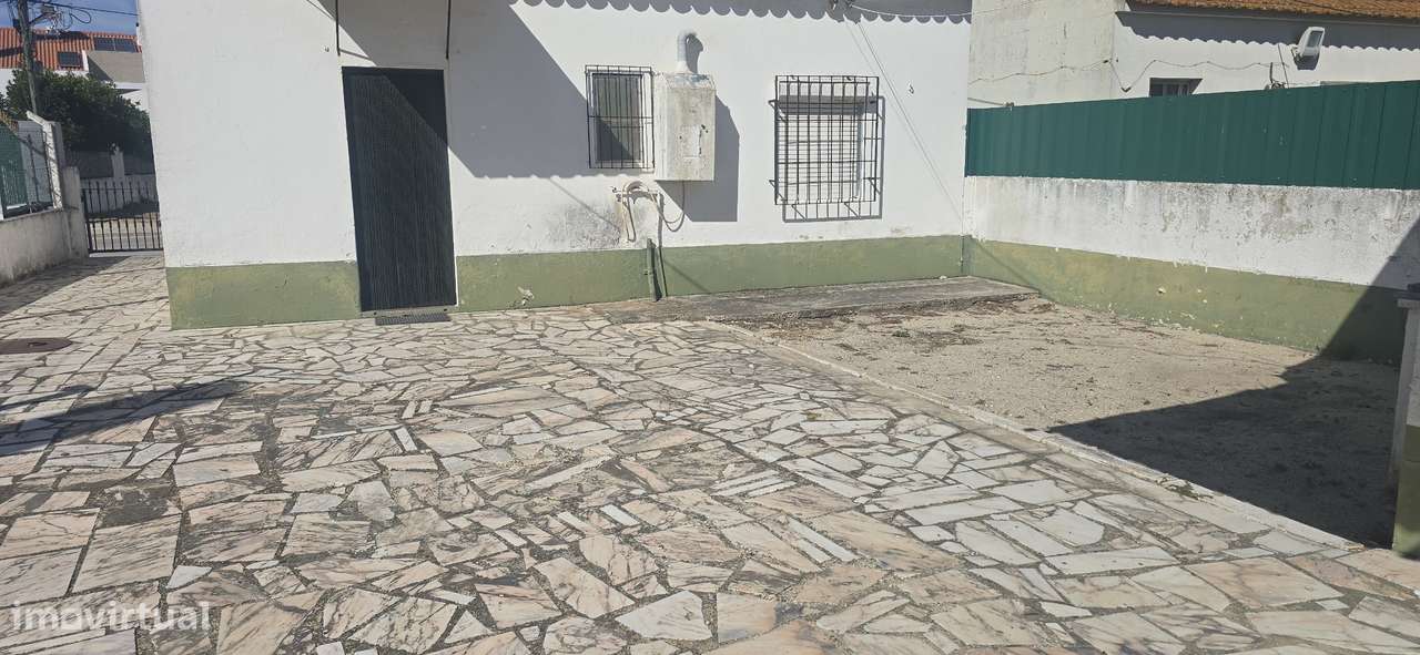 Moradia T2 Isolada com 2500m² em Pinhal Novo-10