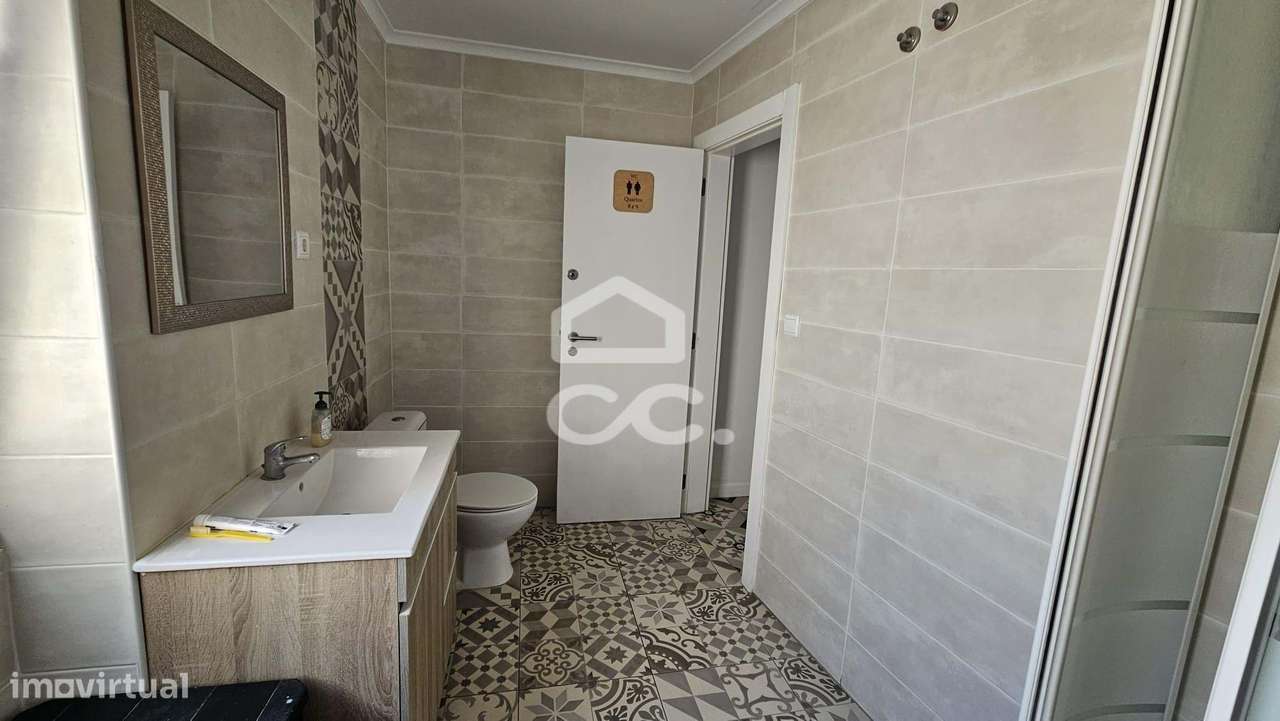 Alojamento com 10 quartos, pronto a rentabilizar, com obras recentes e-18