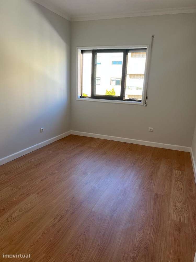 T2 Renovado em Rio Tinto com Garagem Fechada, Sótão | 300 m do Metro - Grande imagem: 4/12