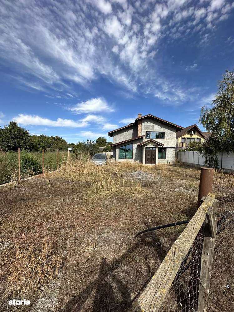 Casă cu 3 camere de vânzare în zona cazasu-1