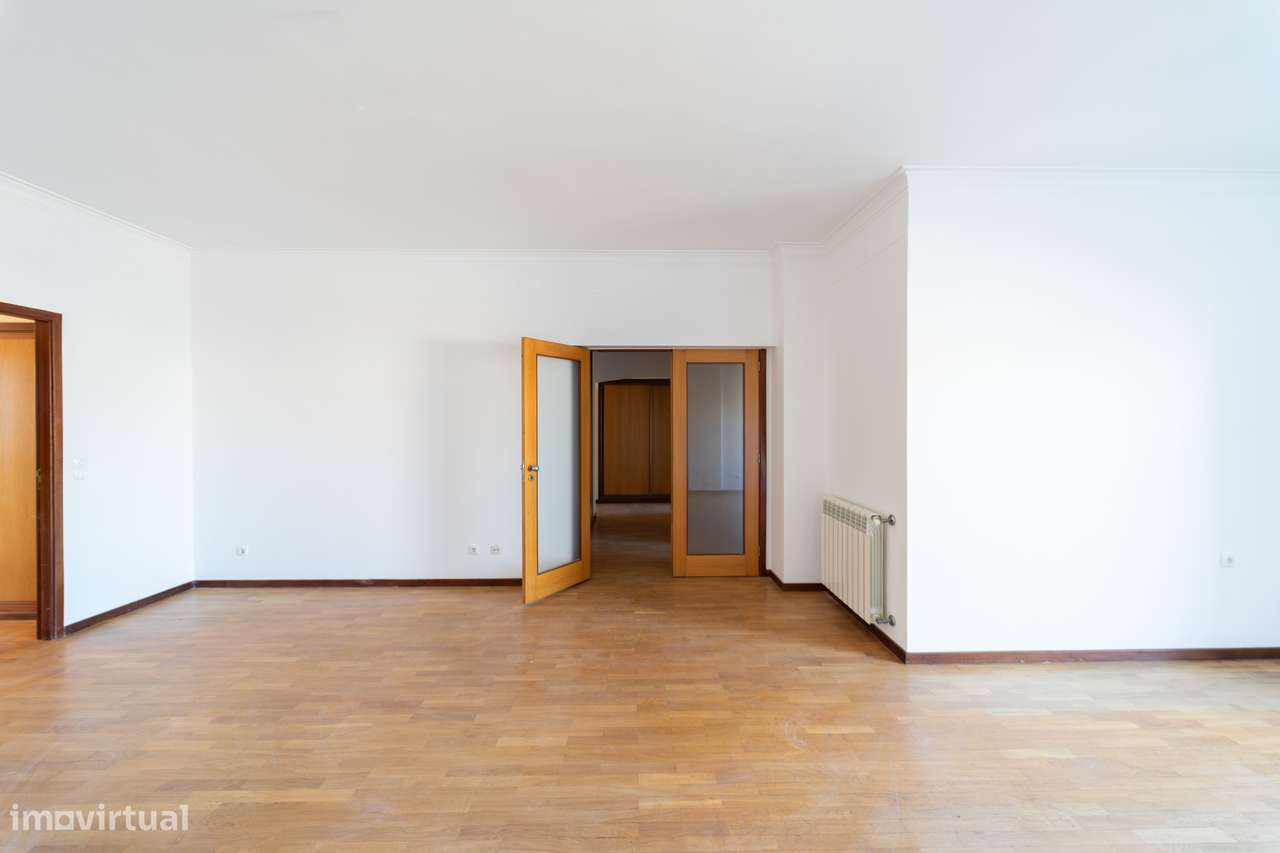 T5 Penthouse na Av Fernão Magalhães - Centro do Porto com Terraço-3