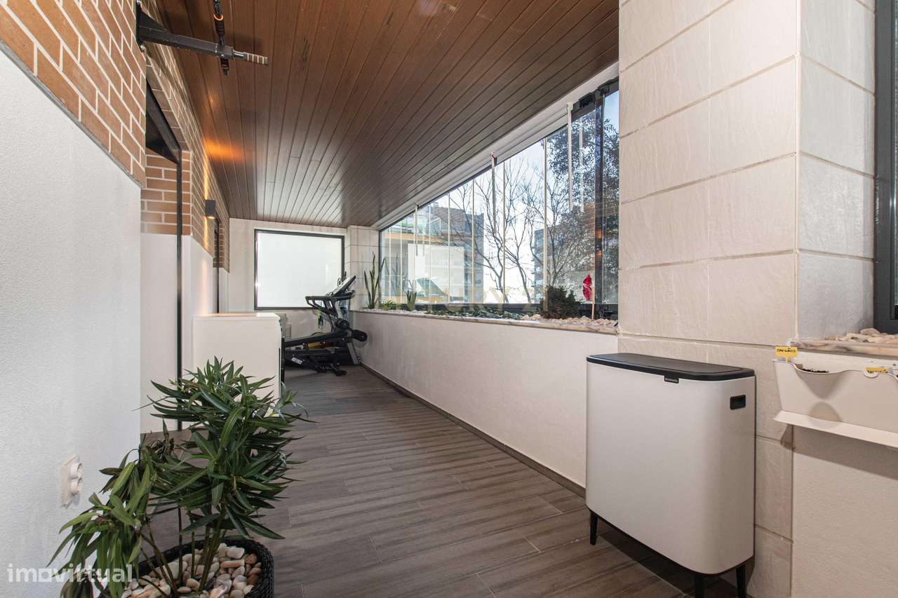 T4 Exclusivo com Terraço e Box para 2 Carros no Jardim da Amoreira-25