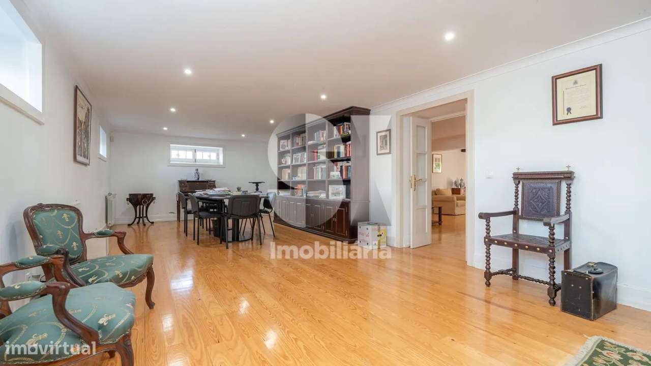 Moradia T5 isolada, com Terreno e estacionamento fechado e coberto - Grande imagem: 4/52