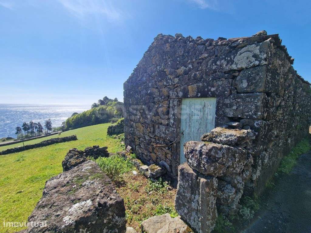 Imóvel com traça tradicional e potencial único na costa sul da Ilha... - Grande imagem: 5/15