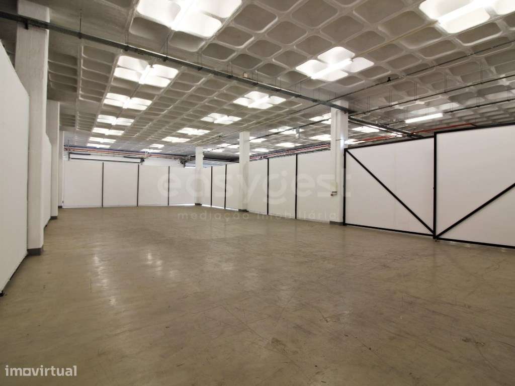 Armazém situado na zona industrial de Alhos Vedros com 250m2 - Grande imagem: 4/11