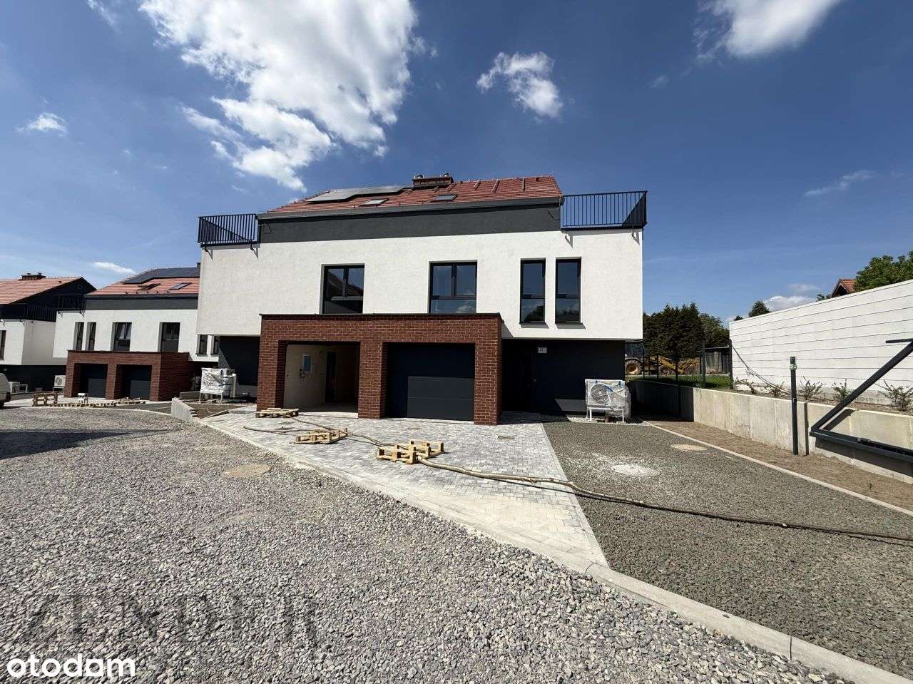 5 sypialni + salon, dostęp do kolejki miejskiej-0