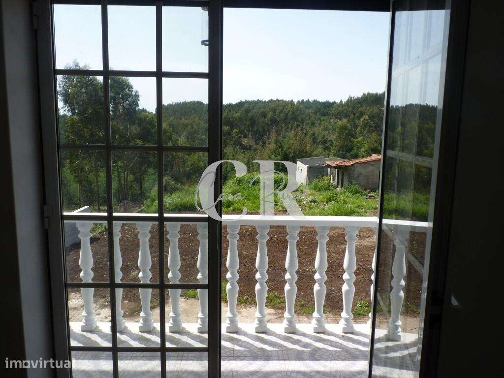 Fantástica moradia T3 com garagem e terreno generoso em Vila Facaia –-27