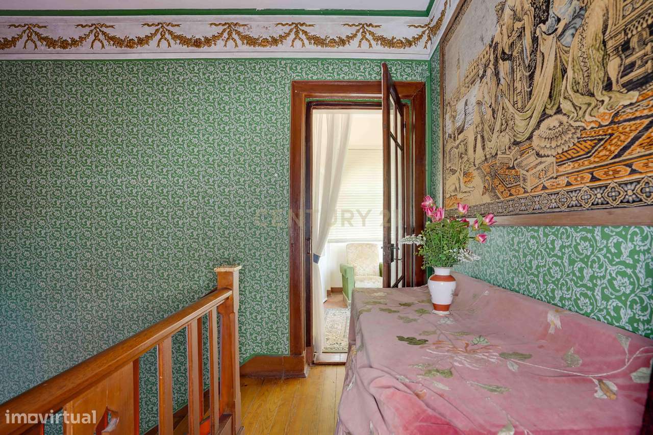 Moradia independente T6, situada no coração da linha de Cascais, junto-34