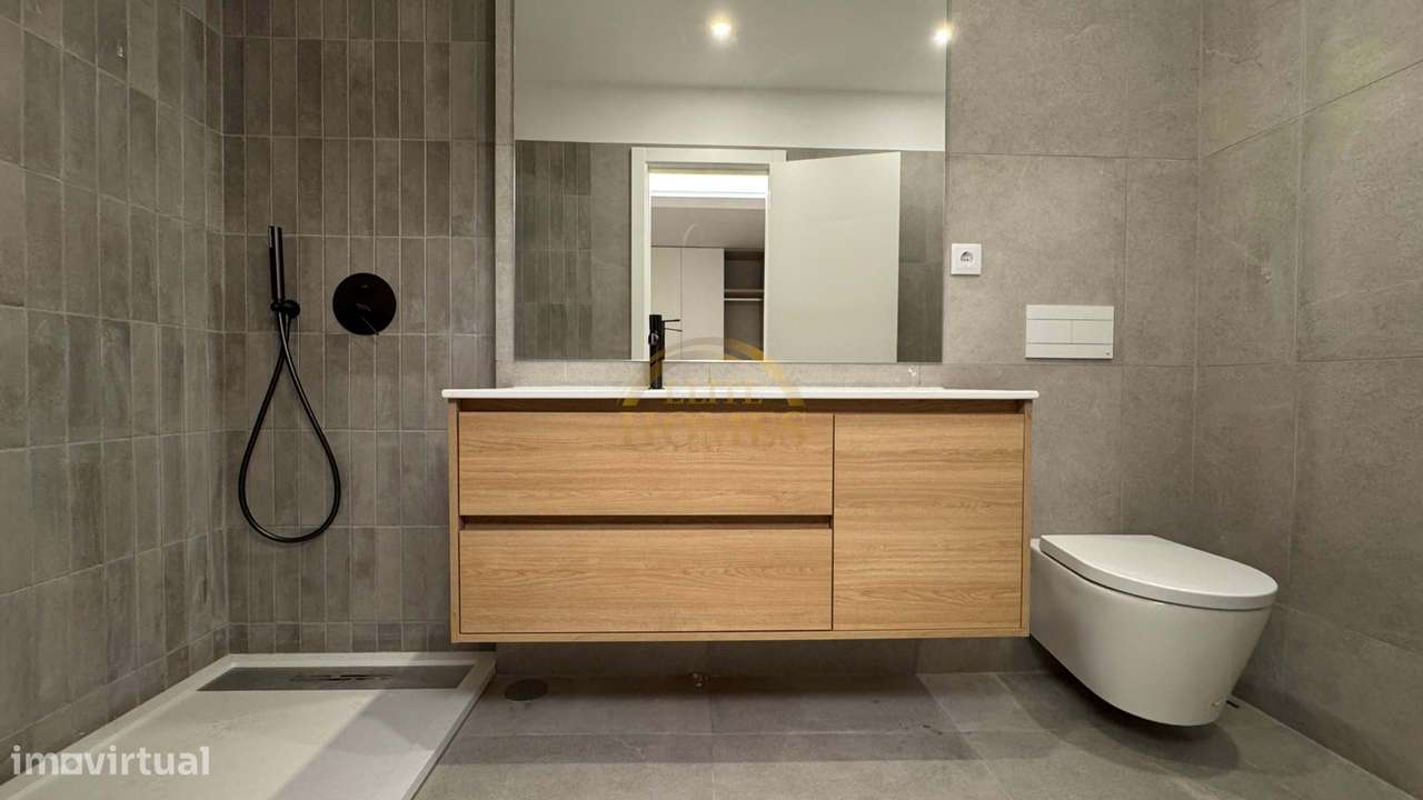 Apartamento T5 convertido num Luxuoso T3 – Av. Conde Valbom, Avenidas-8