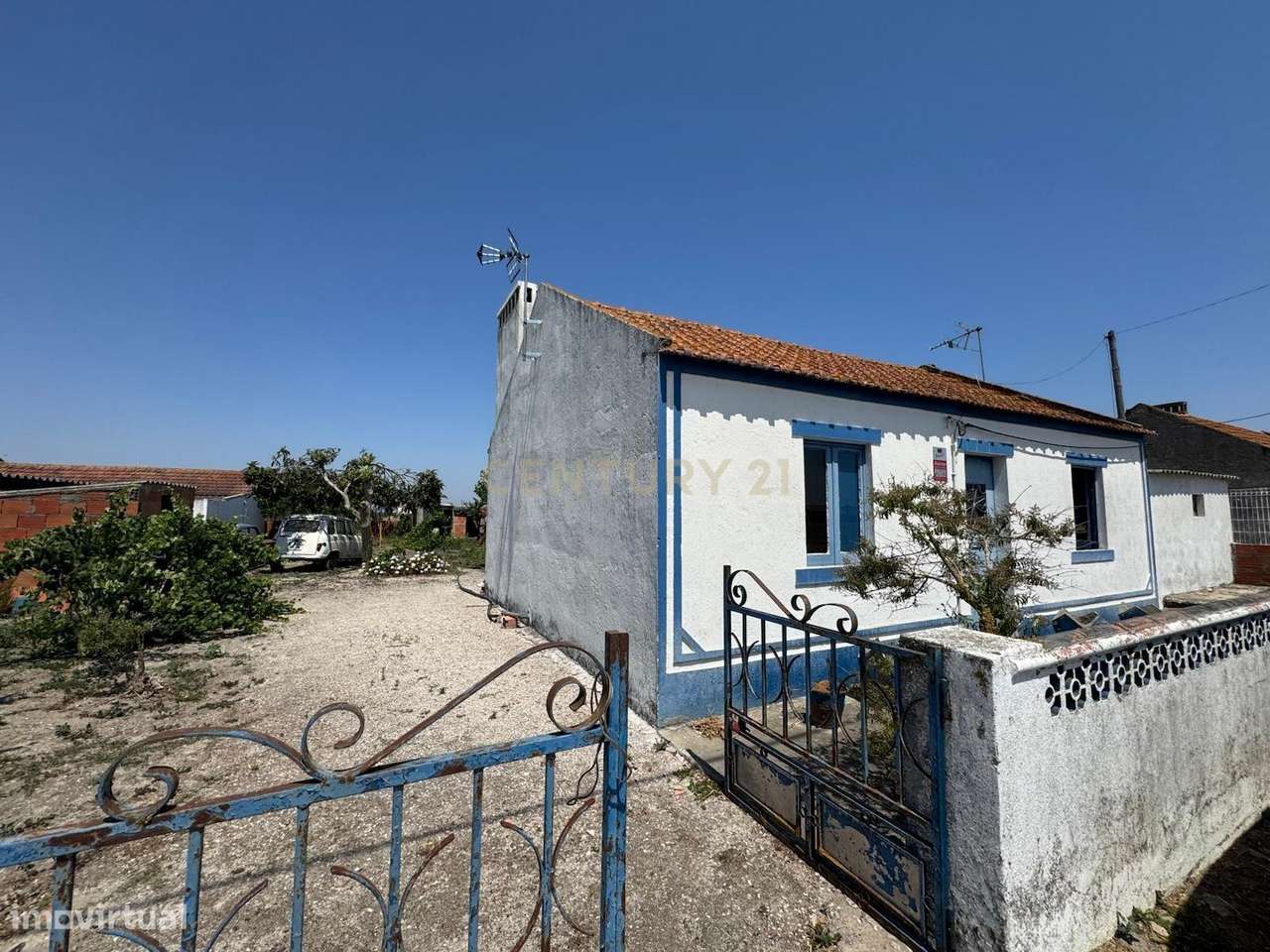 Moradia Isolada implantada em lote com 820 m2 na Aldeia Nova da Aroeir-0