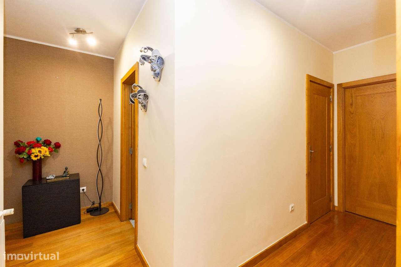 Apartamento T3 Maia .Último Piso com varanda e garagem-16