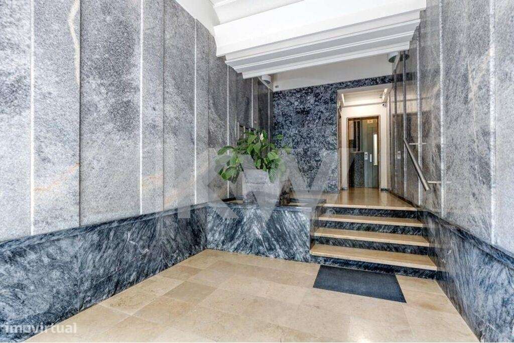 Avenidas Novas -T4 para remodelar 3 varandas, parqueamento ,muita lumi - Grande imagem: 3/46