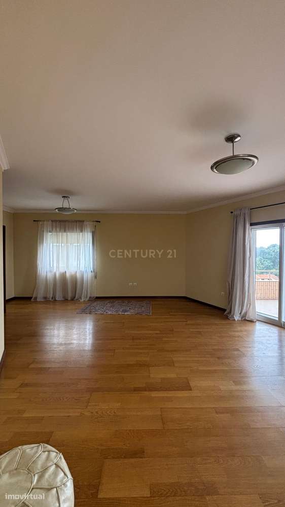 Apartamento T3 no Último Piso com Terraço e Garagem – A Apenas 750 Met-9