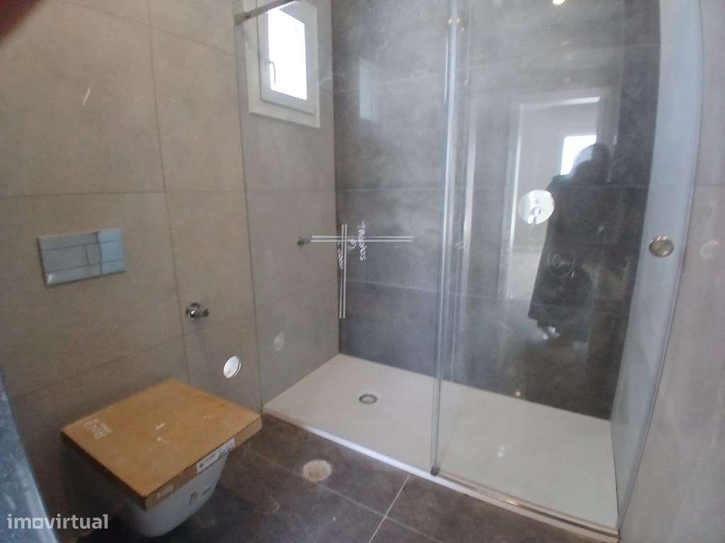 Moradia isolada T4, arquitetura contemporânea com garagem e piscina...-23