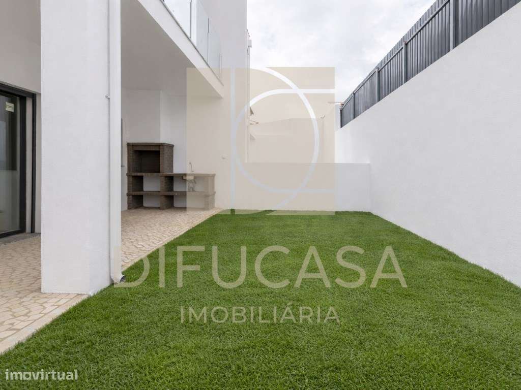 R235 - Moradia T4 Pronta Habitar Centro de Fernão Ferro-30