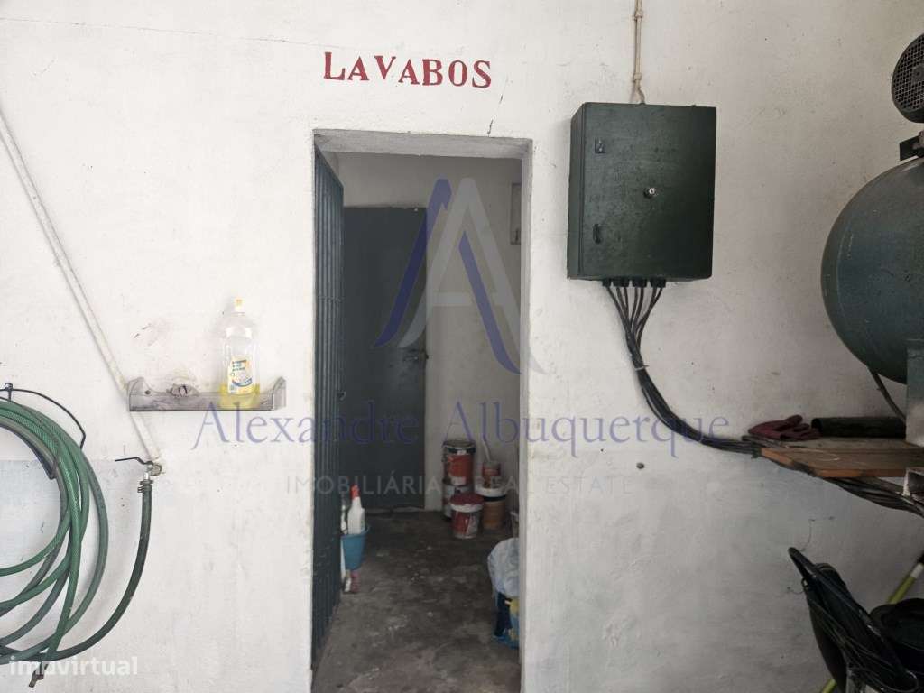 Moradia com anexo e espaço comercial.-34