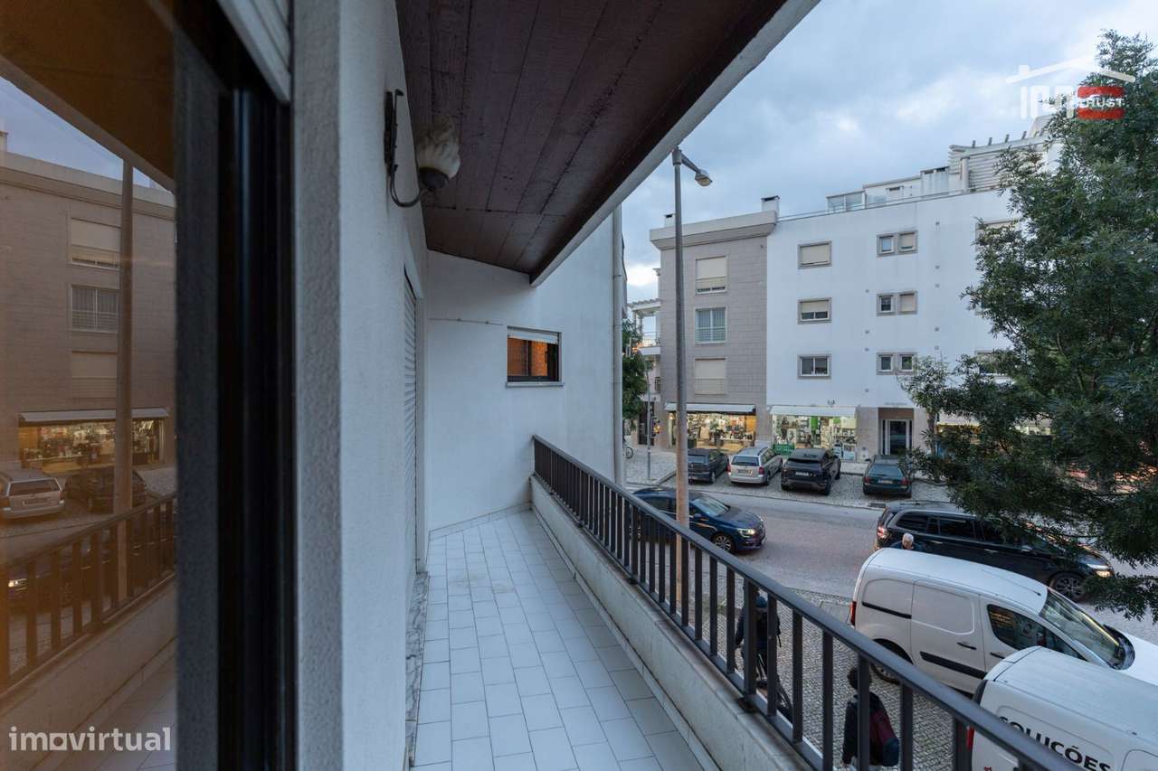 APARTAMENTO T4 MOBILADO COM ELEVADOR ARRECADAÇÃO E GARAGEM AVENIDA ... - Grande imagem: 3/19