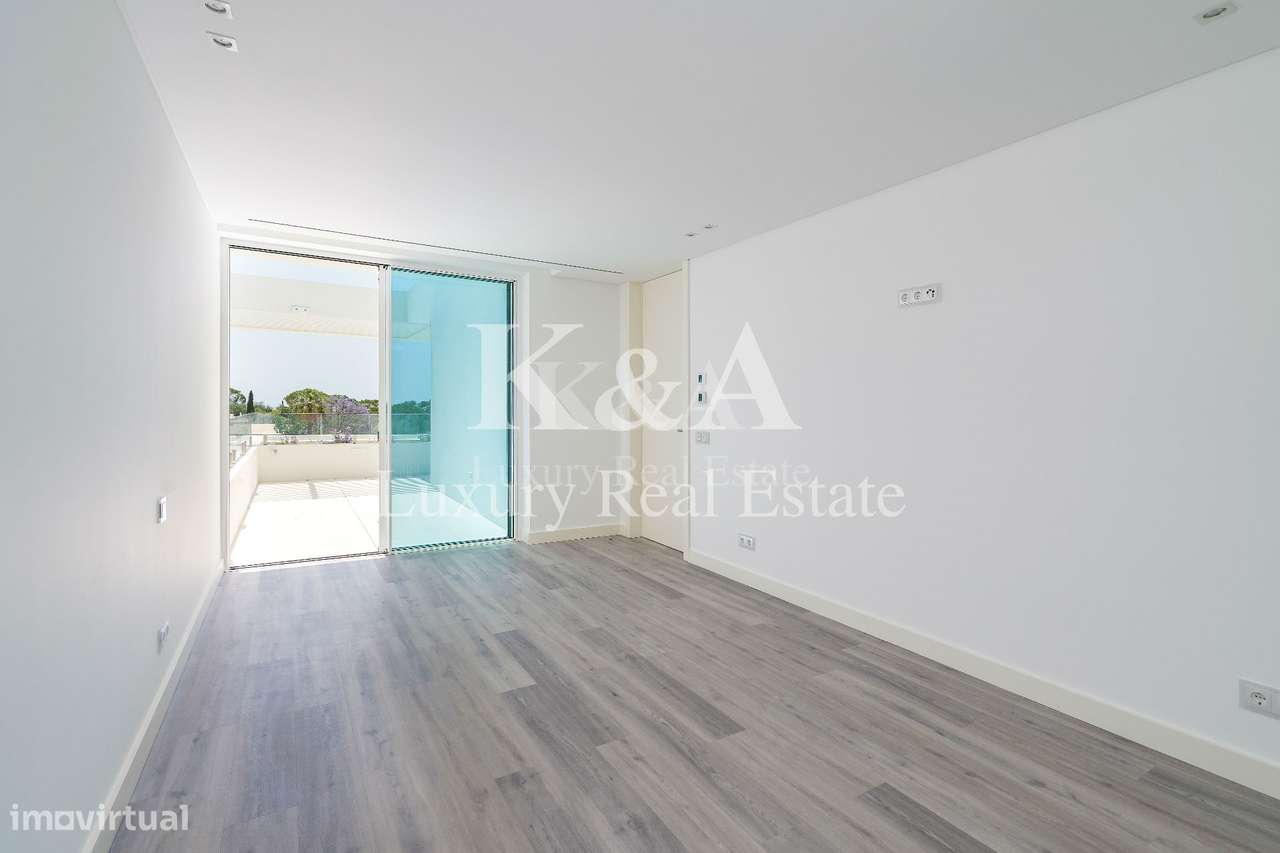 Moradia V6 contemporânea com vistas panorâmicas no Triângulo Dourado,-16
