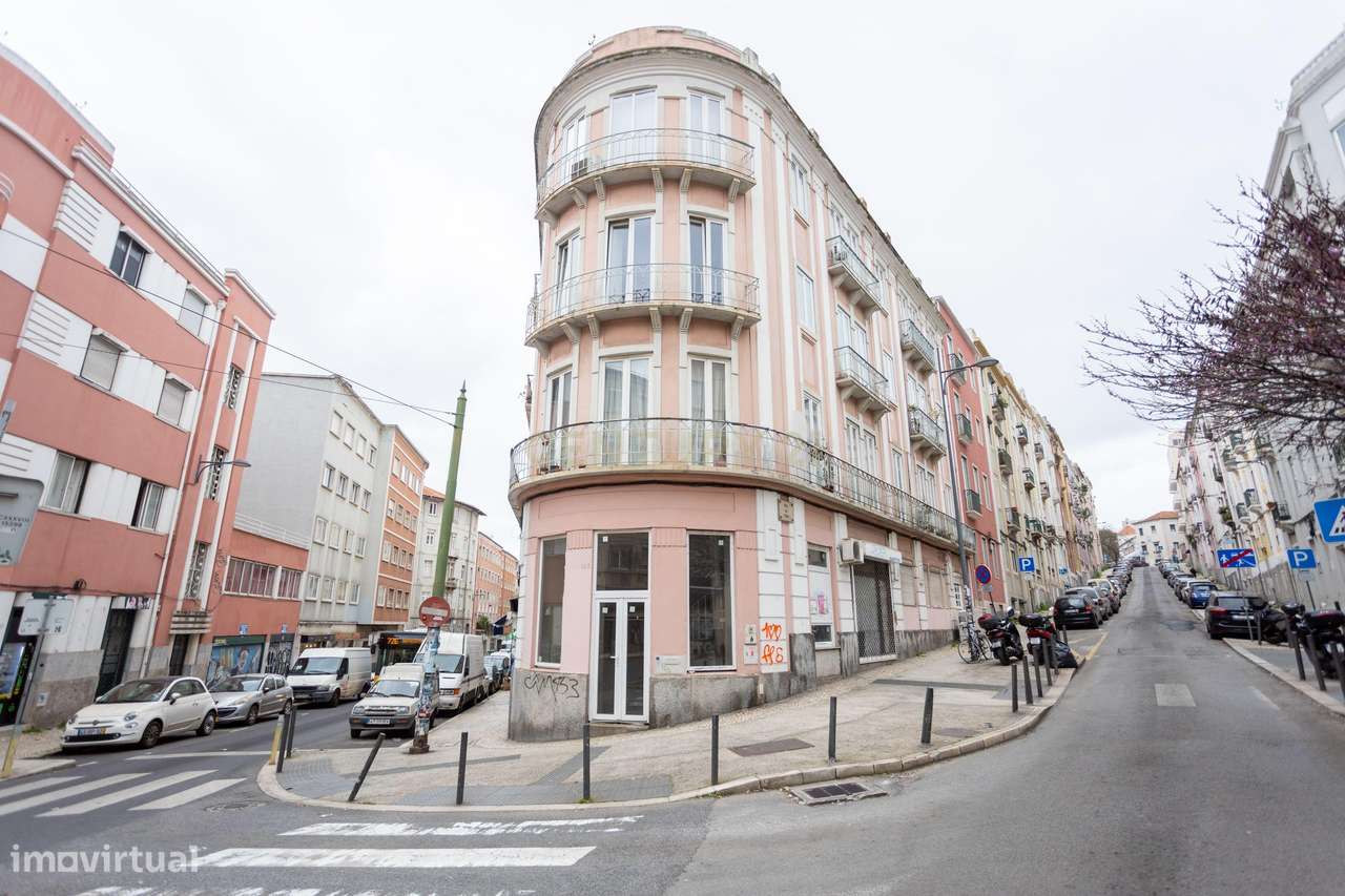 Charme e Visibilidade na Icónica Loja Cor-de-Rosa de Esquina-0