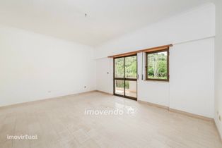 Apartamento T3 pronto a habitar, com arrecadação, no Olival Basto