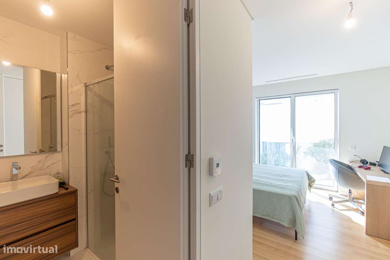 Moradia T3, em Leça da Palmeira na 1ª  Linha de Mar-25