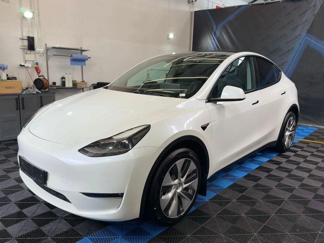 Tesla Model Y Long Range Dual Motor AWD - 15